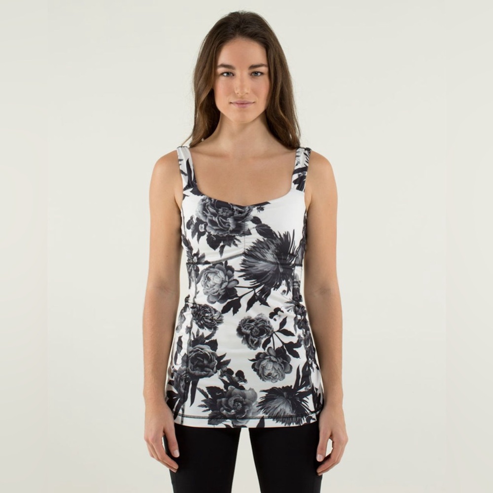 107- Lululemon Aria Tank II Brisk Bloom
Black & White